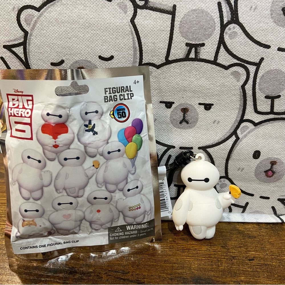 Disney Big Hero 6 Baymax Holding Butterfly Figure Blind Bag Clip Keychain